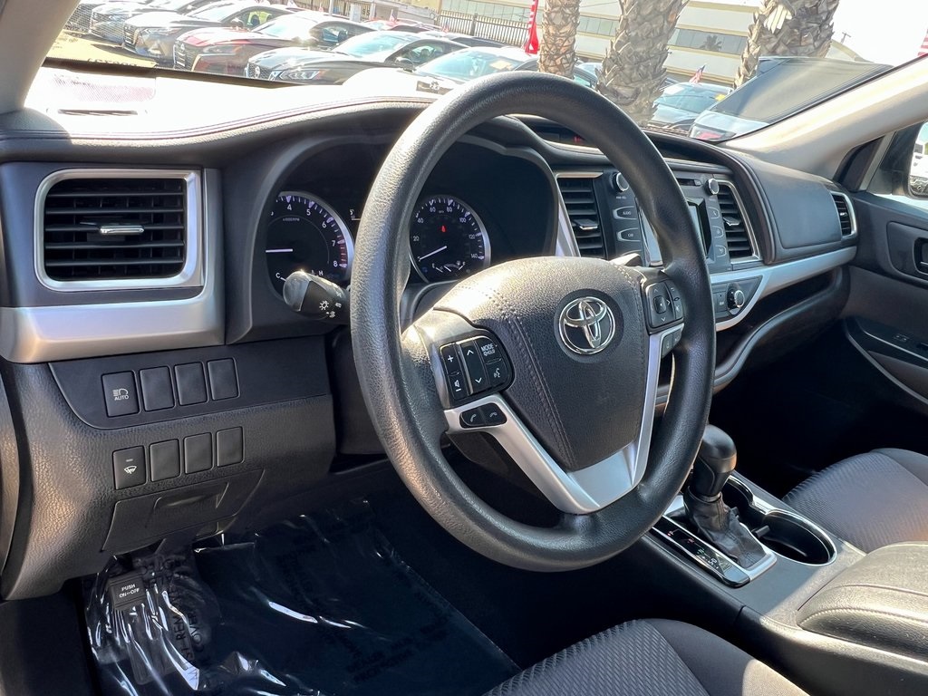 Vehicle image 16 of 33