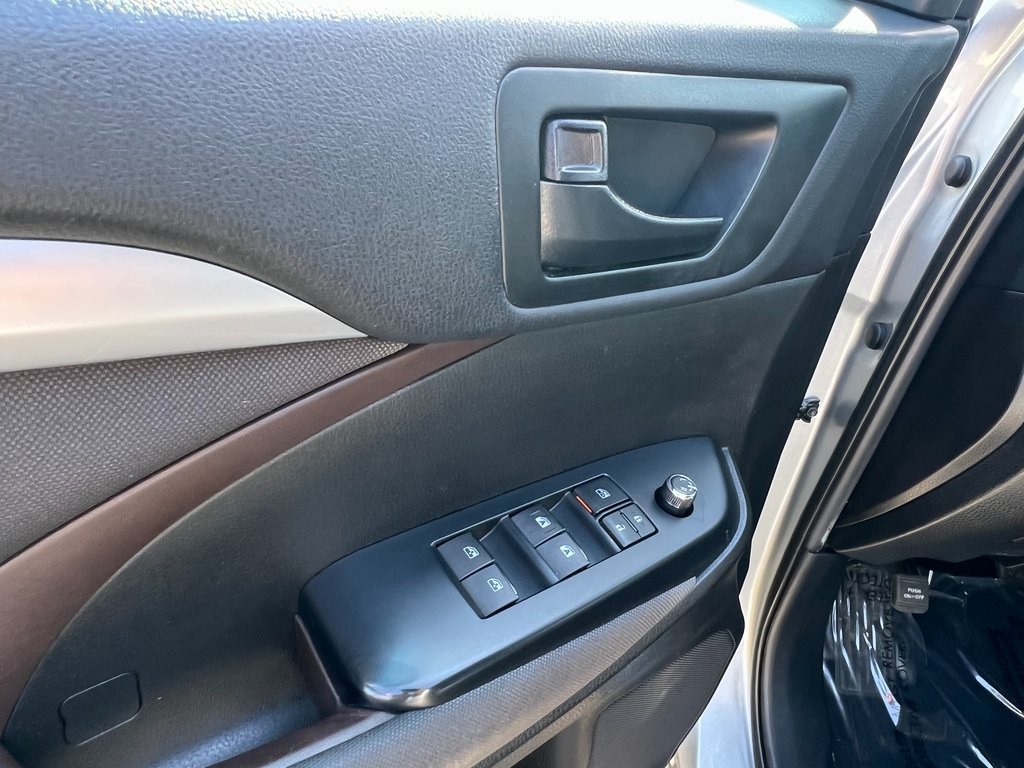 Vehicle image 17 of 33