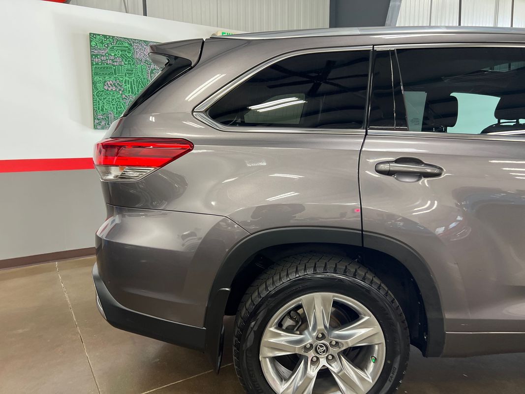 Vehicle image 18 of 117