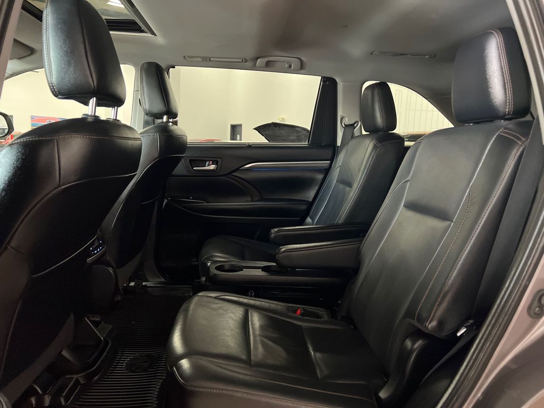 Vehicle image 114 of 117