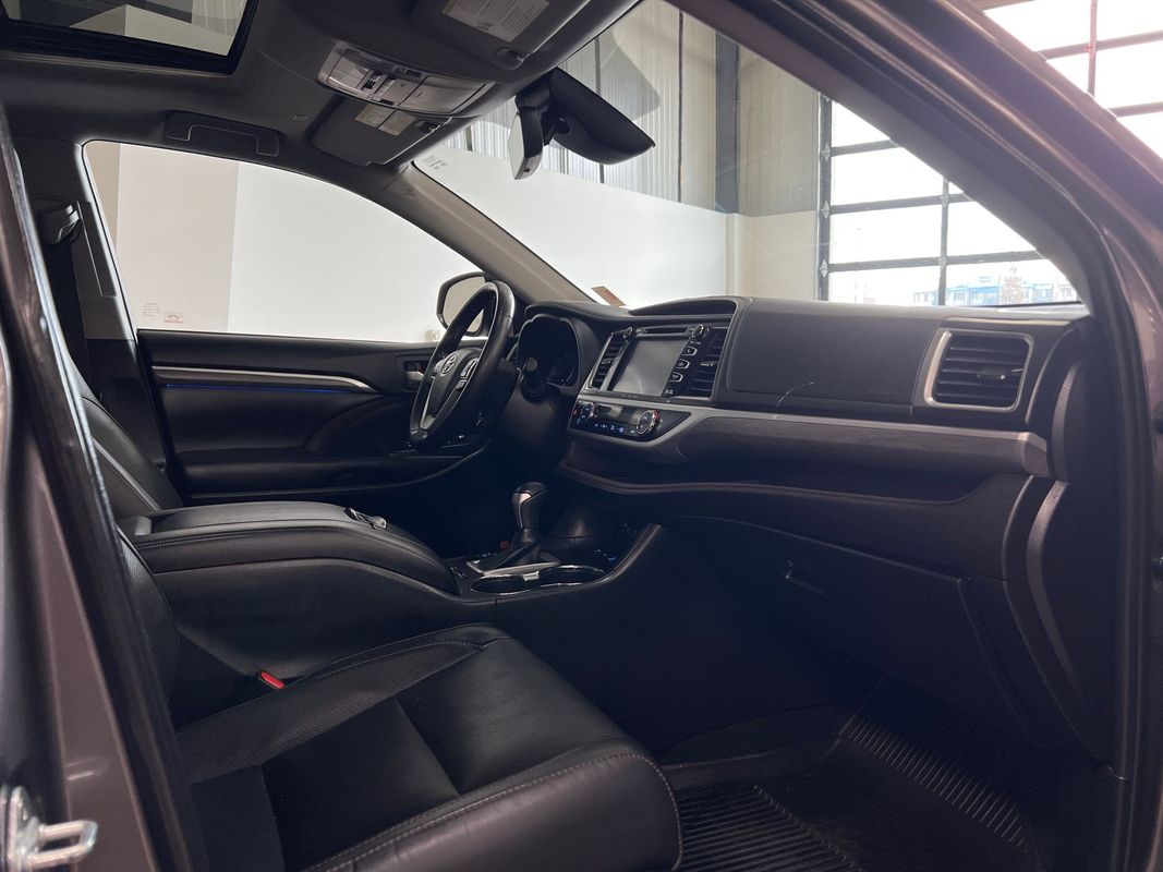 Vehicle image 98 of 117