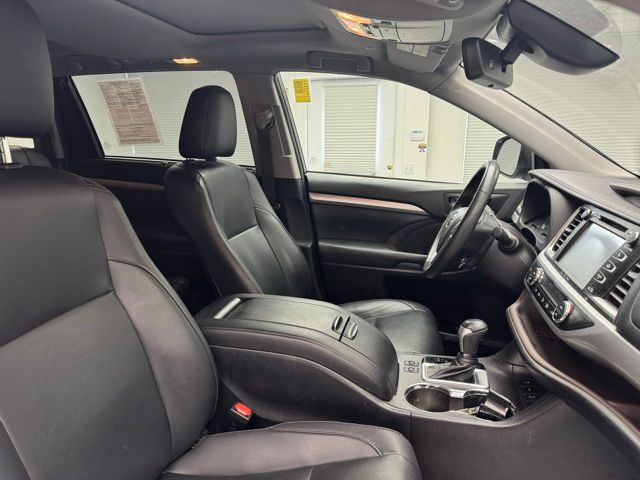 Vehicle image 9 of 22