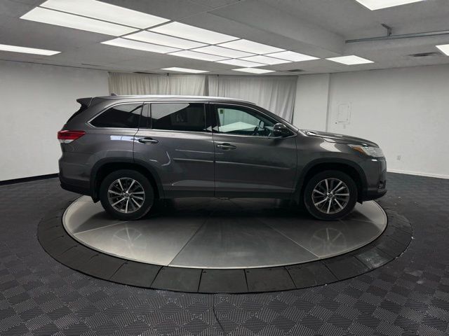 Vehicle image 4 of 22
