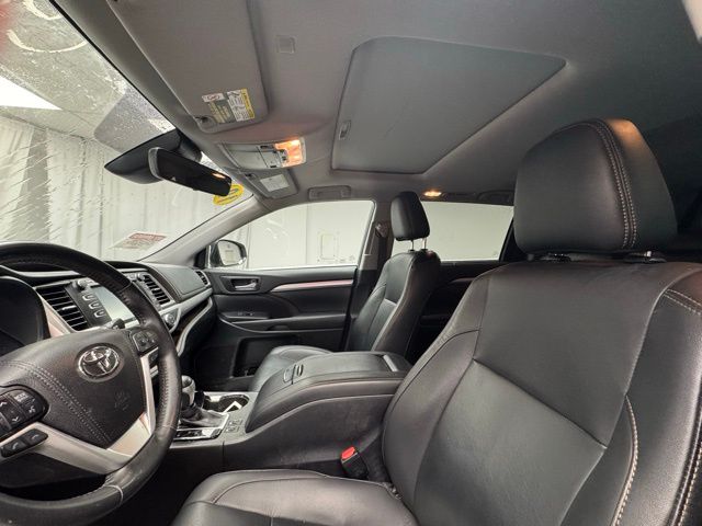 Vehicle image 8 of 22
