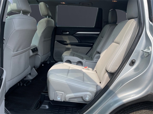 Vehicle image 11 of 15