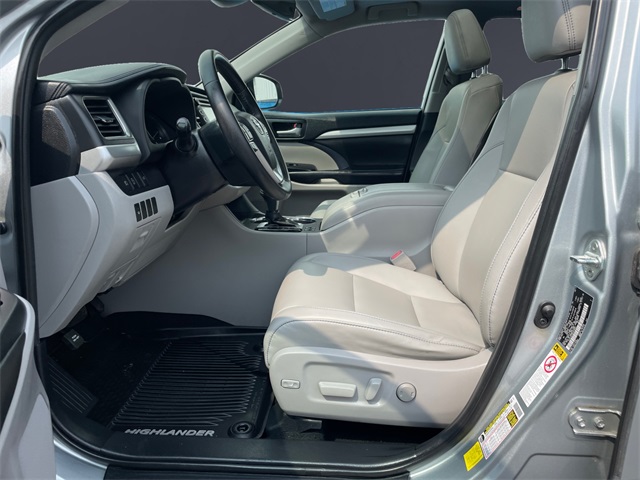 Vehicle image 12 of 15