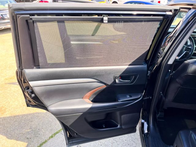 Vehicle image 16 of 41
