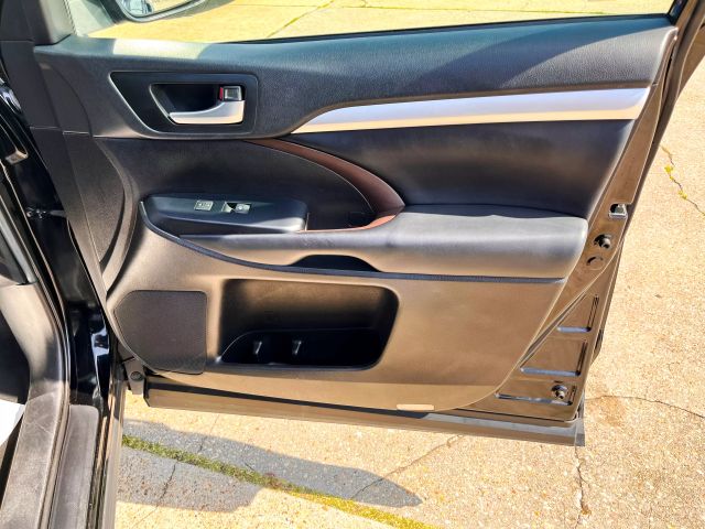 Vehicle image 37 of 41