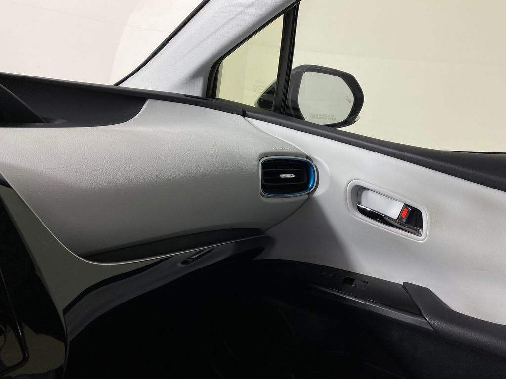 Vehicle image 20 of 41