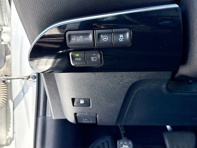 Vehicle image 32 of 43