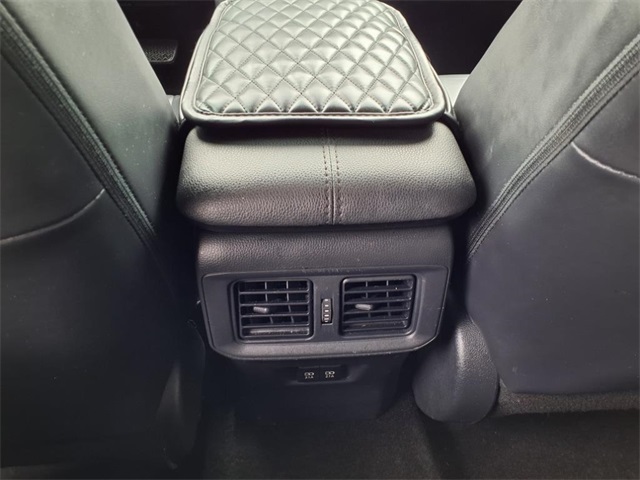 Vehicle image 15 of 25