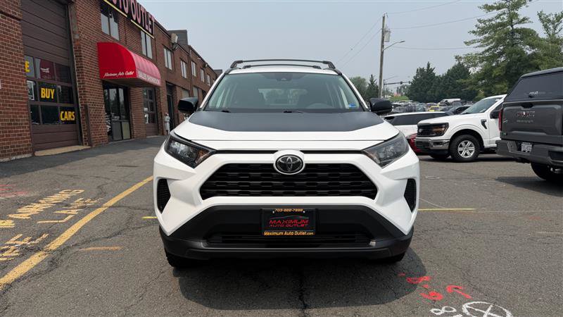 2019 Toyota RAV4 LE Image 2 of 39