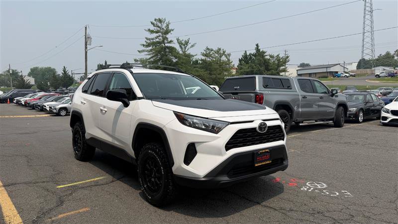 2019 Toyota RAV4 LE Image 3 of 39