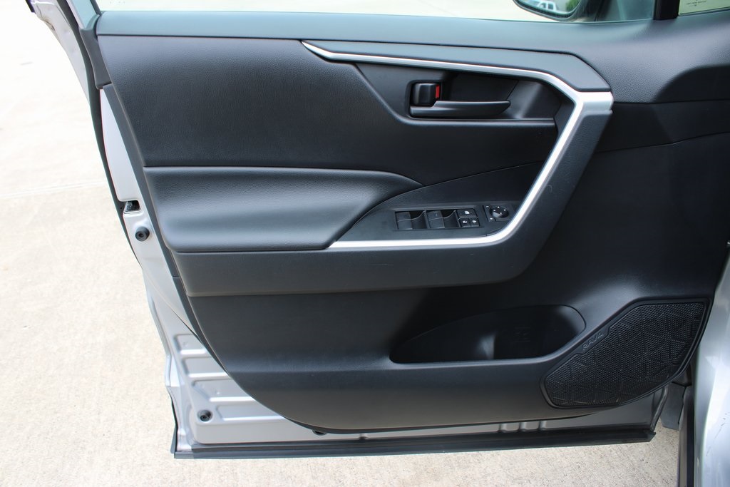 Vehicle image 10 of 28