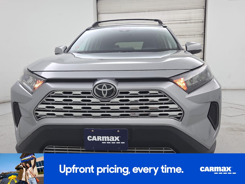 2019 Toyota RAV4 LE Image 2 of 24