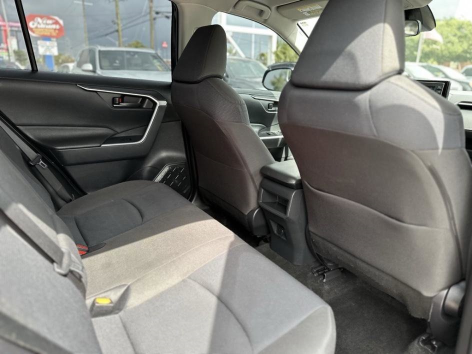 Vehicle image 17 of 34