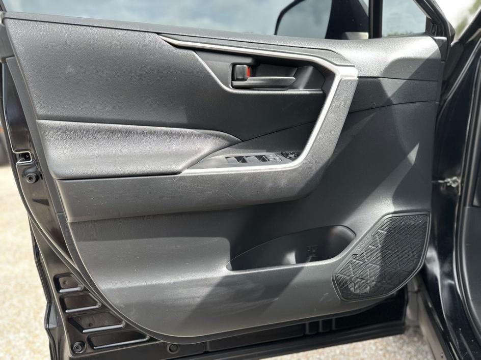 Vehicle image 10 of 34