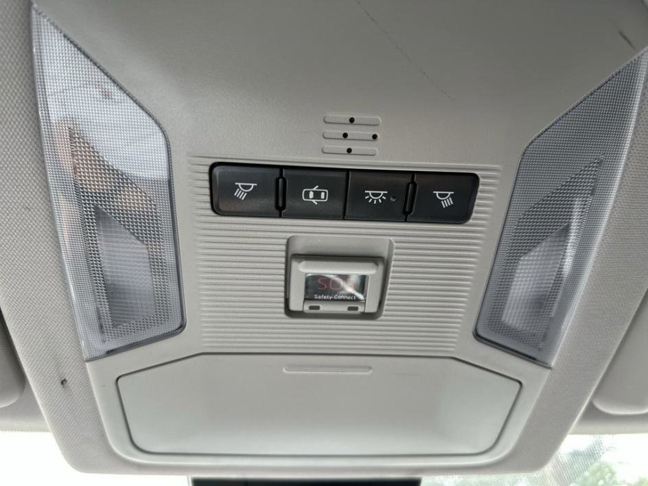 Vehicle image 25 of 34