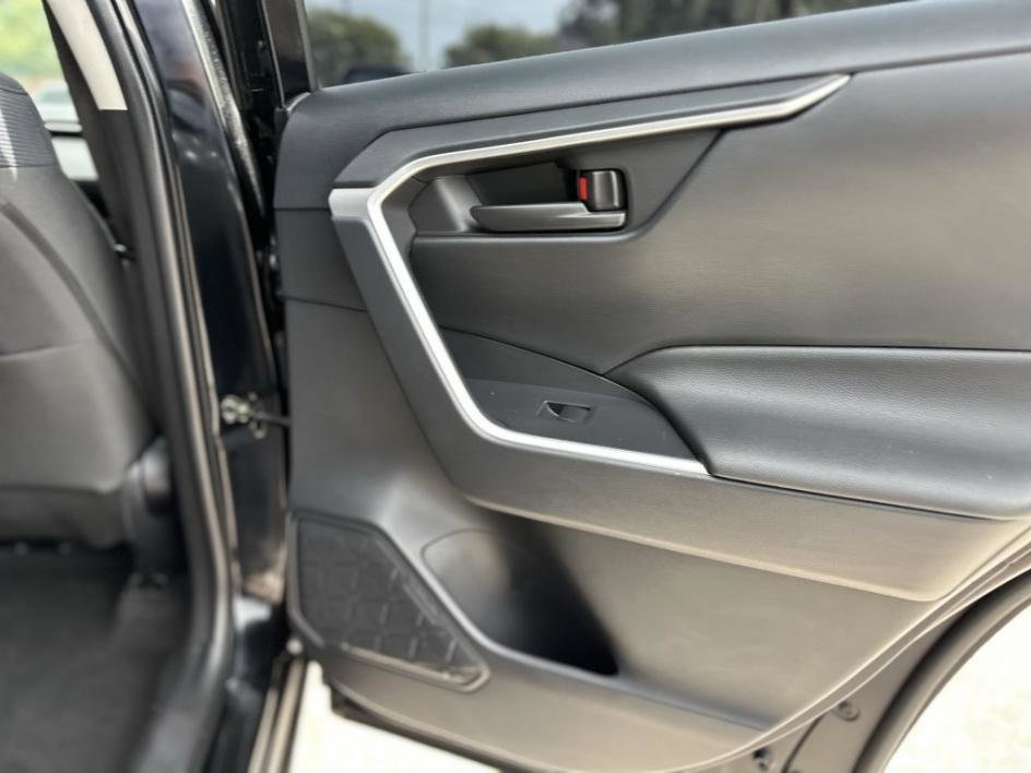 Vehicle image 16 of 34