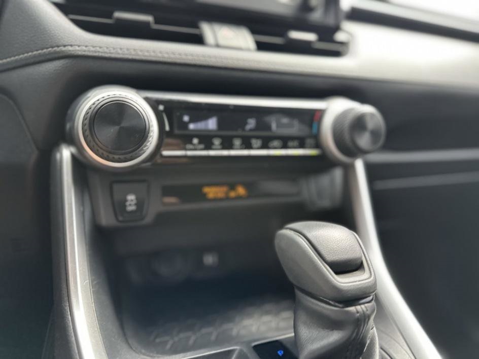 Vehicle image 24 of 34