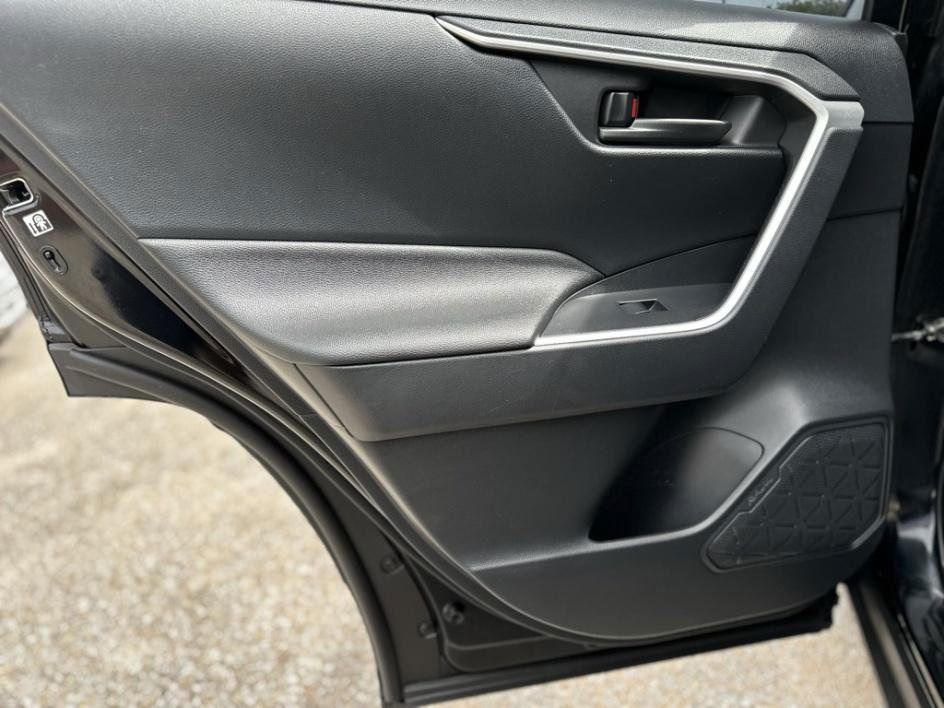 Vehicle image 13 of 34