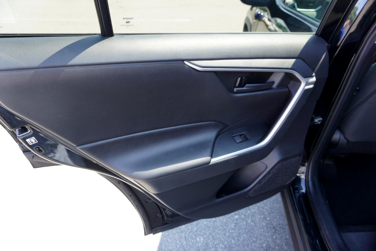 Vehicle image 17 of 23