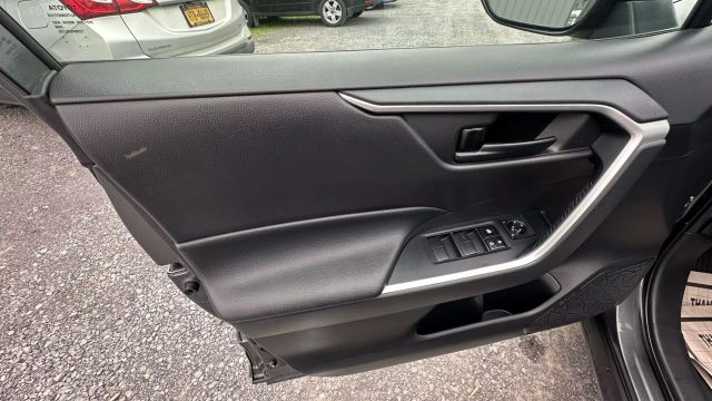 Vehicle image 27 of 36