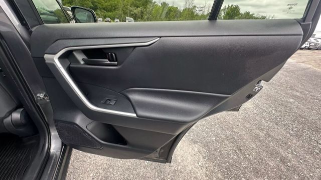 Vehicle image 31 of 36