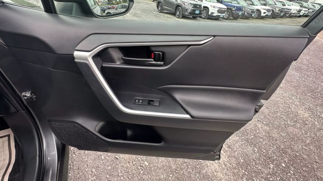 Vehicle image 33 of 36