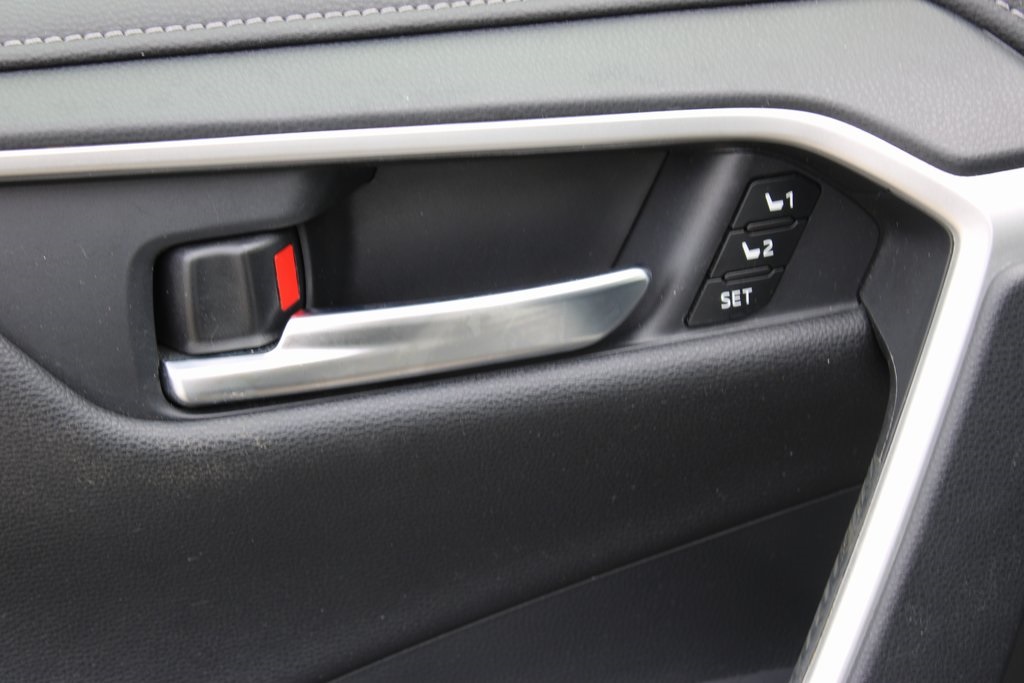 Vehicle image 14 of 34
