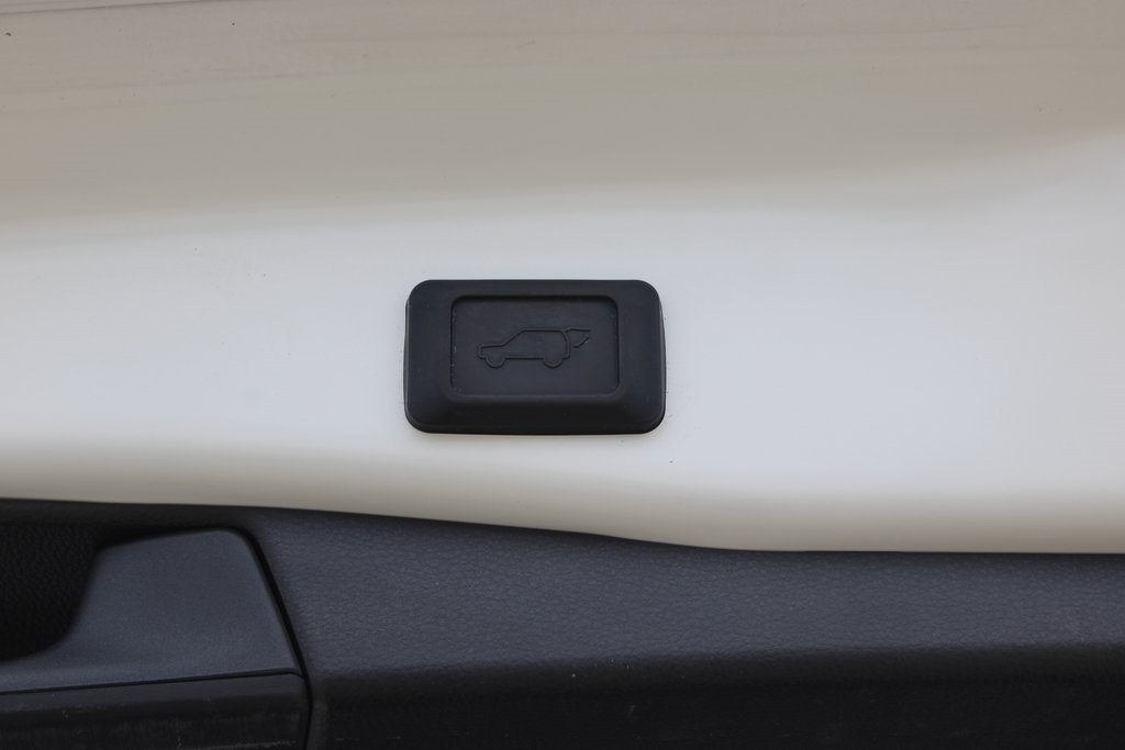 Vehicle image 10 of 34