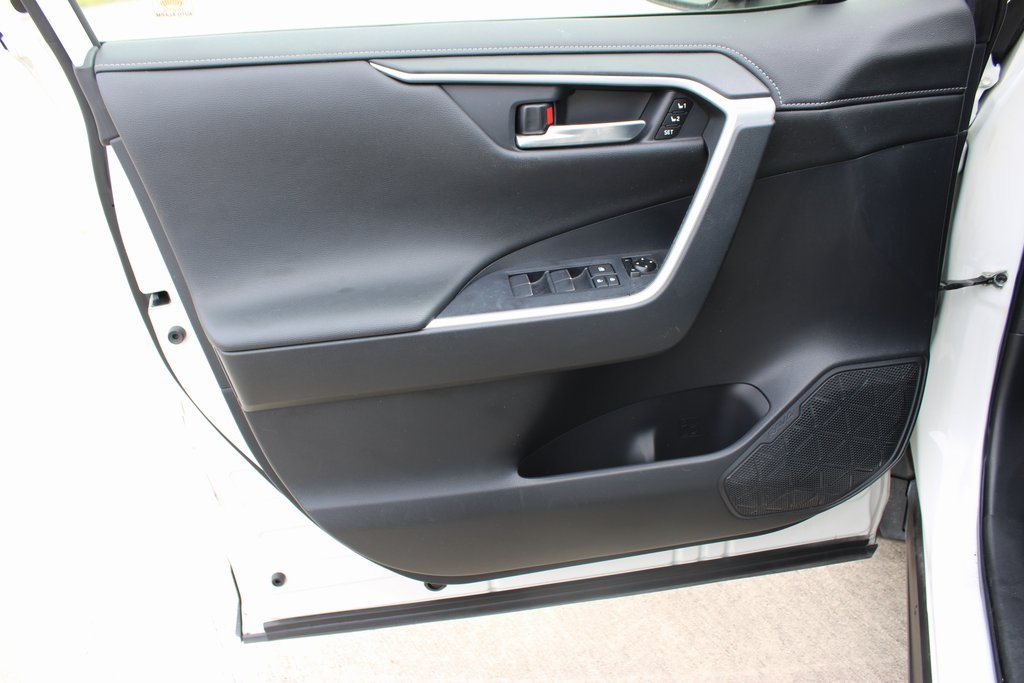 Vehicle image 13 of 34