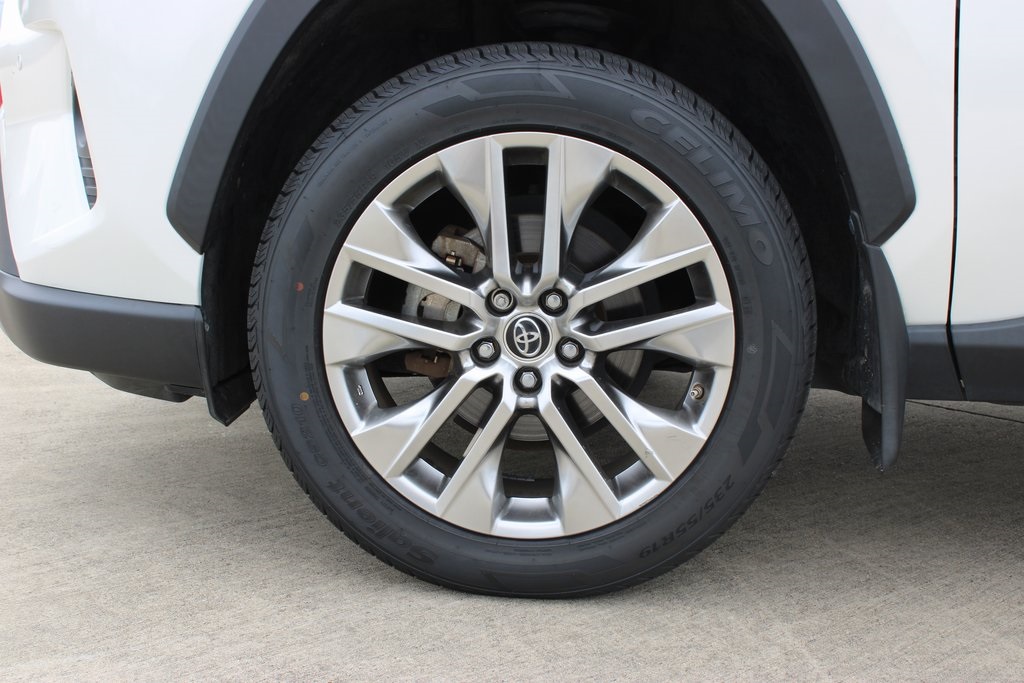 Vehicle image 8 of 34