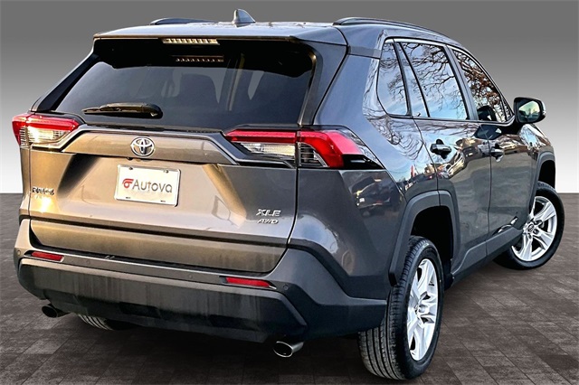 2019 Toyota RAV4 XLE Image 4 of 33