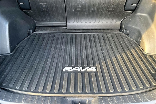 2019 Toyota RAV4 XLE Image 10 of 33