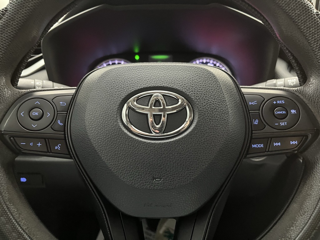 Vehicle image 23 of 33