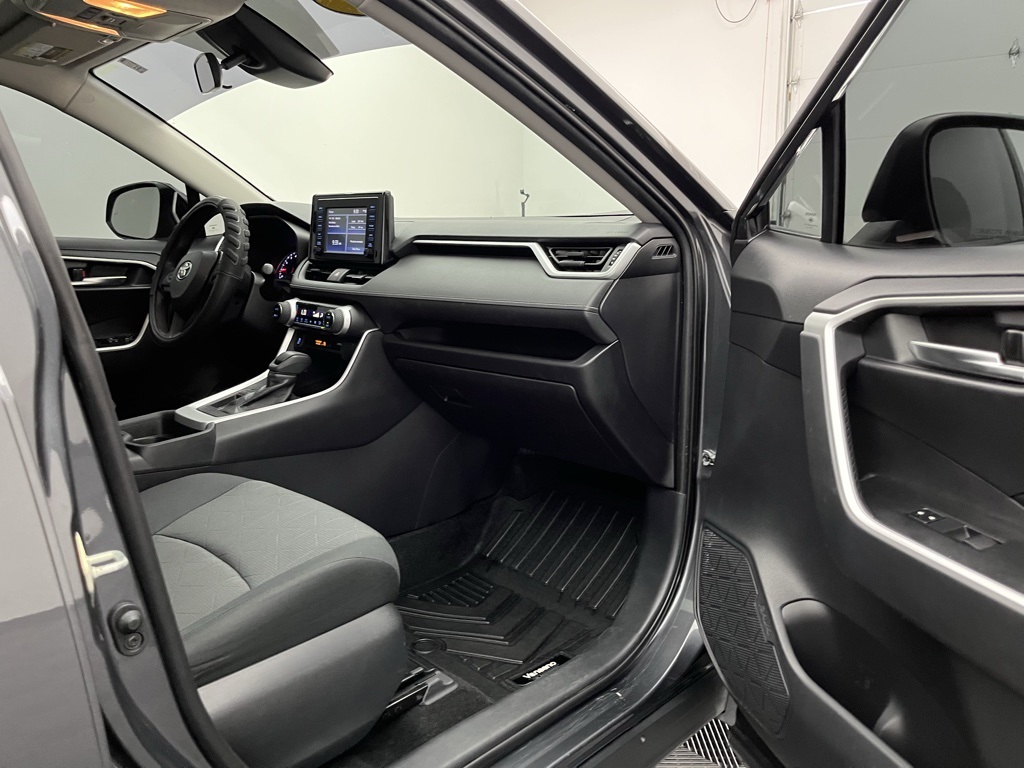 Vehicle image 21 of 33