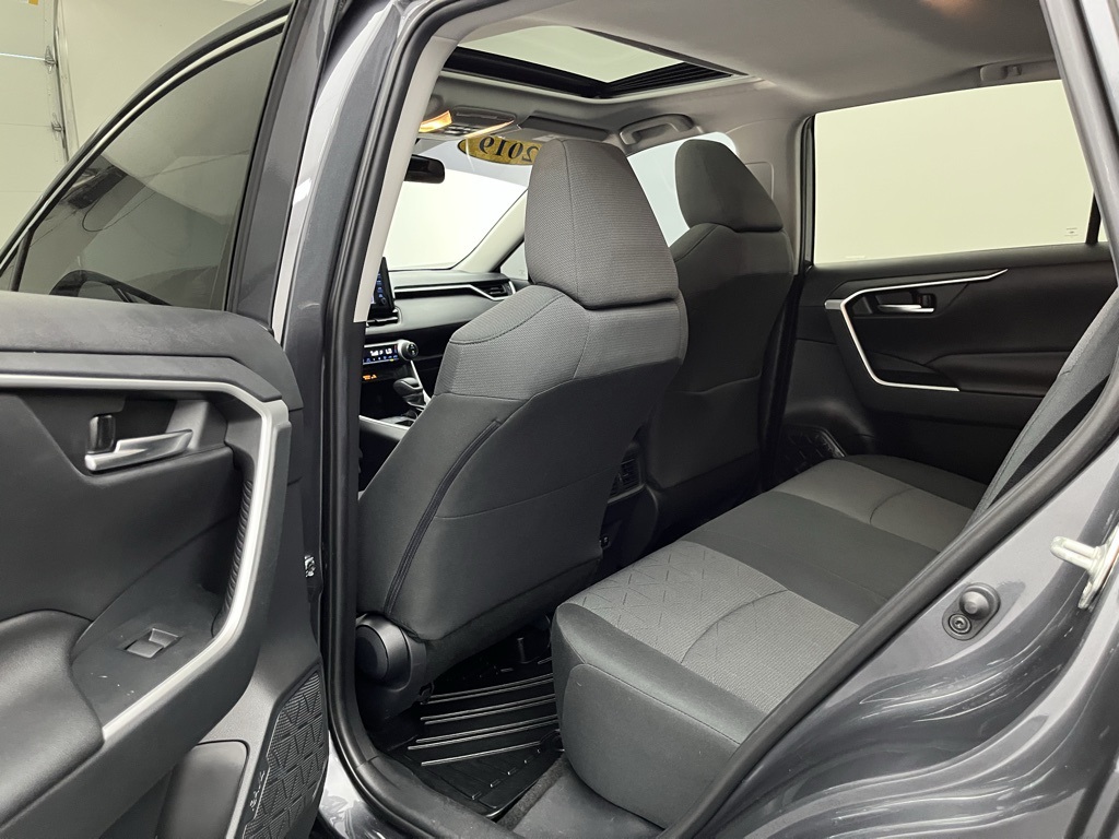 Vehicle image 16 of 33