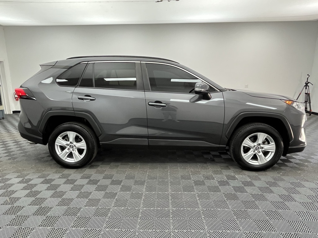 Vehicle image 4 of 33