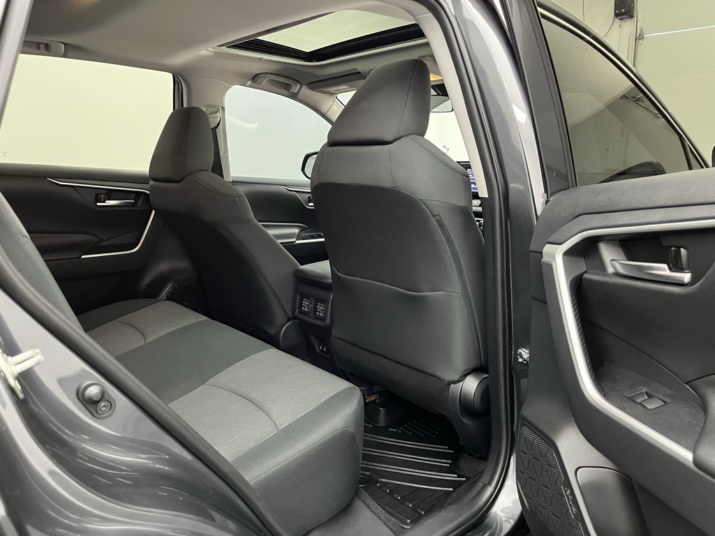 Vehicle image 11 of 33