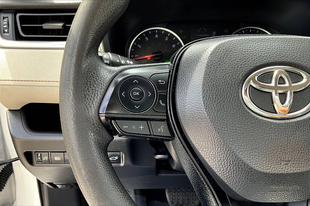 Vehicle image 17 of 34
