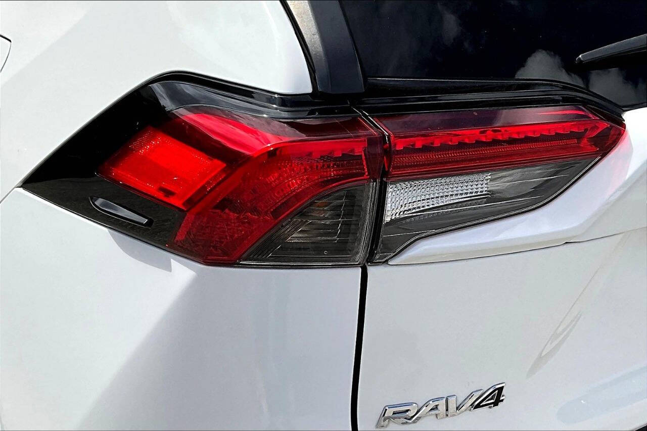 Vehicle image 28 of 34