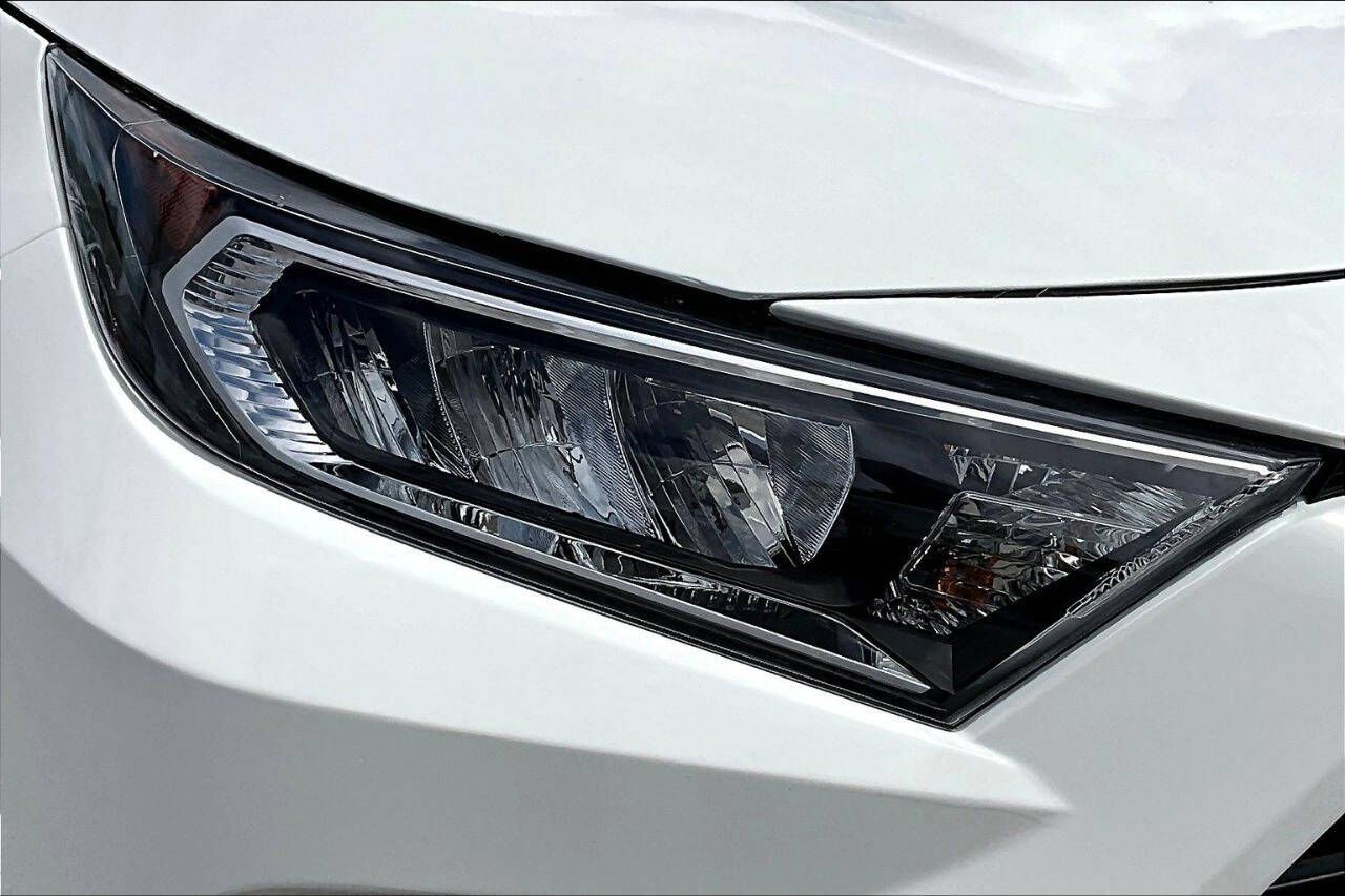 Vehicle image 27 of 34