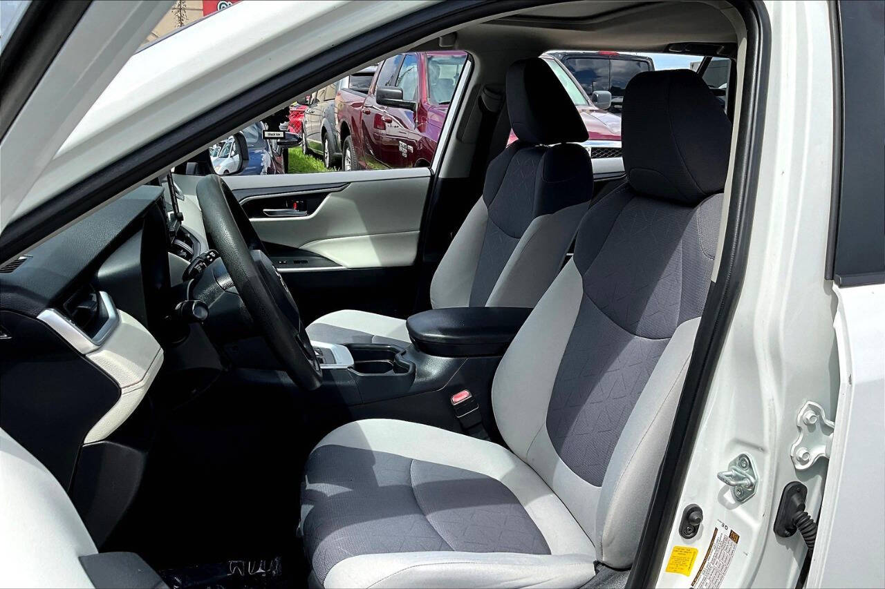 Vehicle image 24 of 34