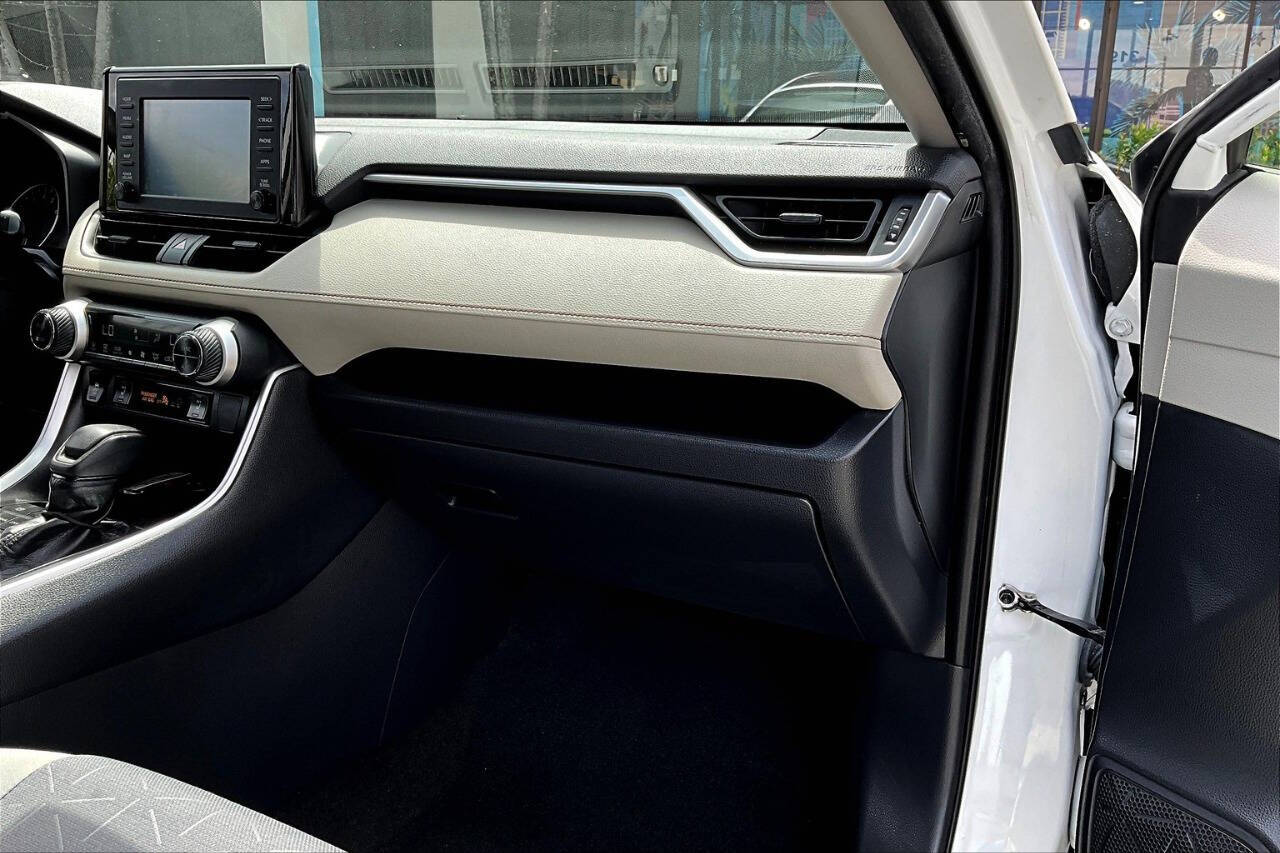 Vehicle image 15 of 34