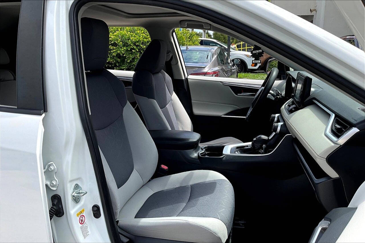 Vehicle image 9 of 34