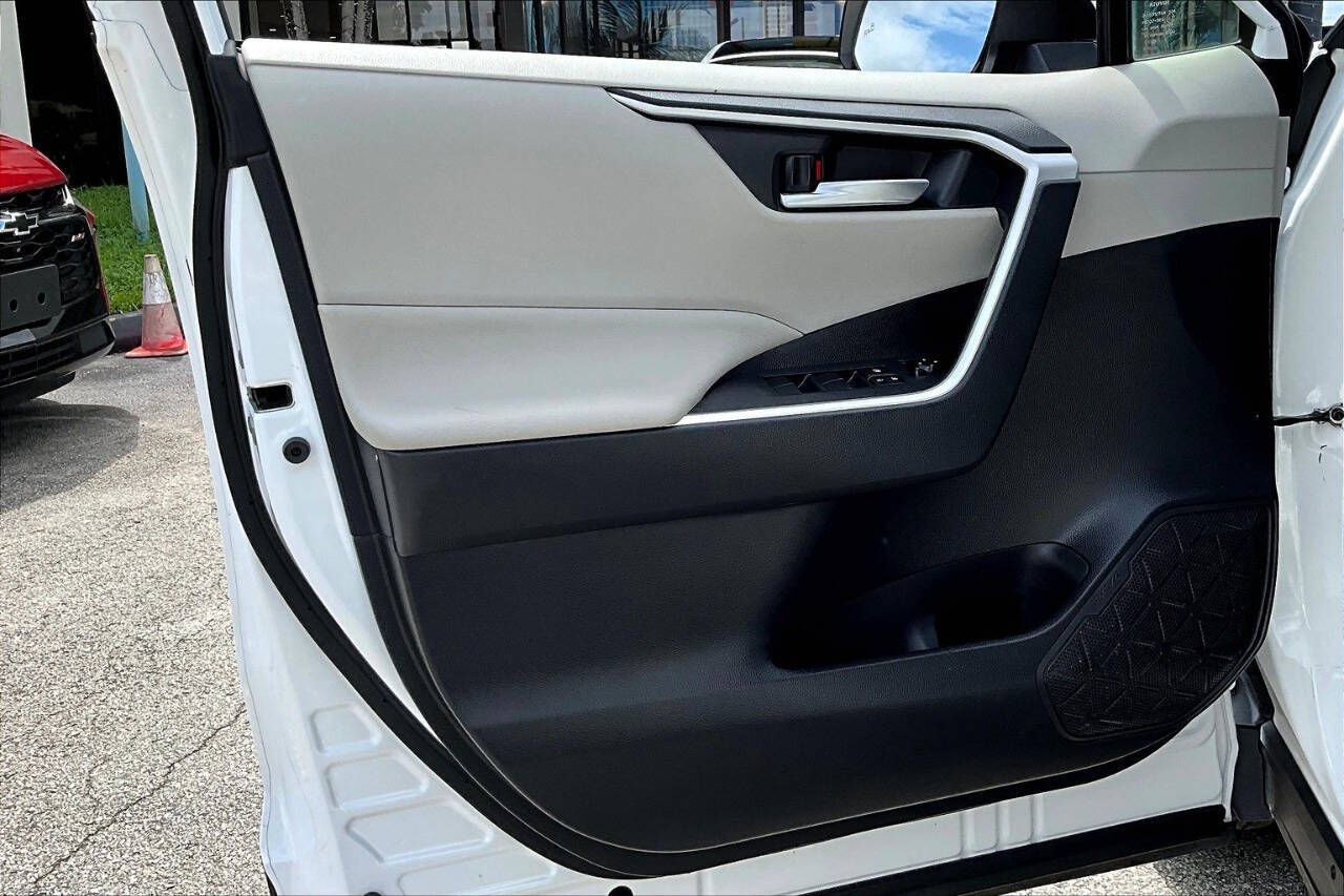Vehicle image 22 of 34
