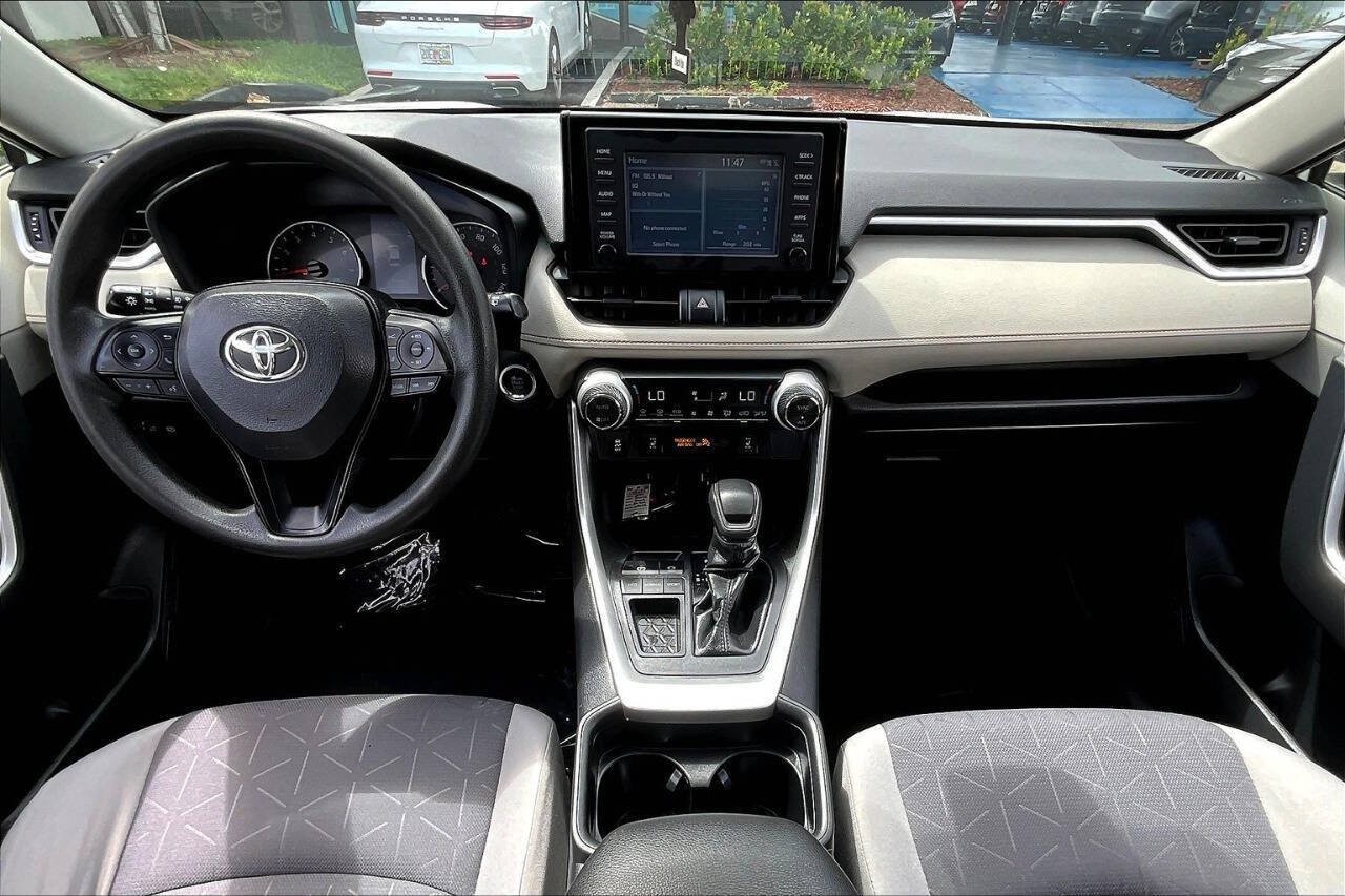 Vehicle image 14 of 34