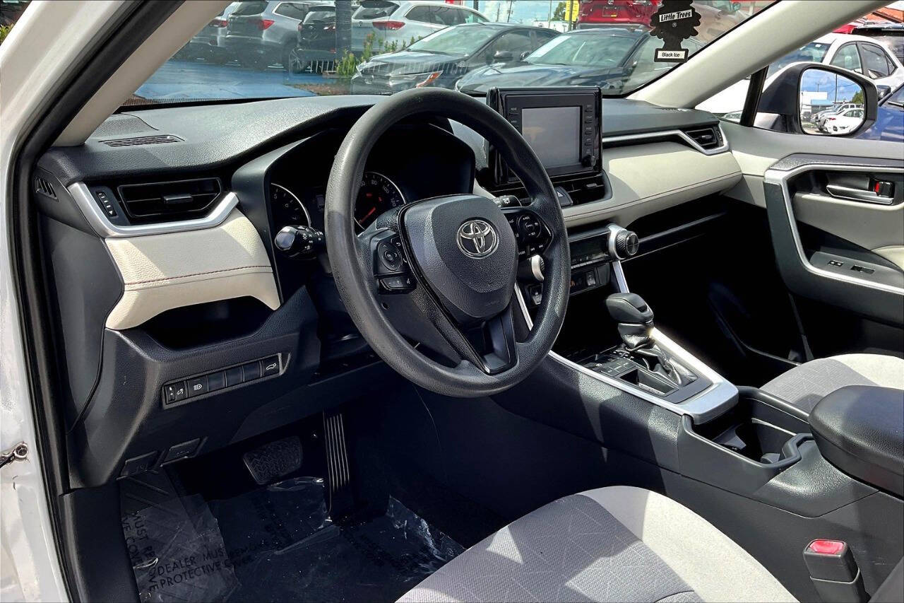 Vehicle image 13 of 34