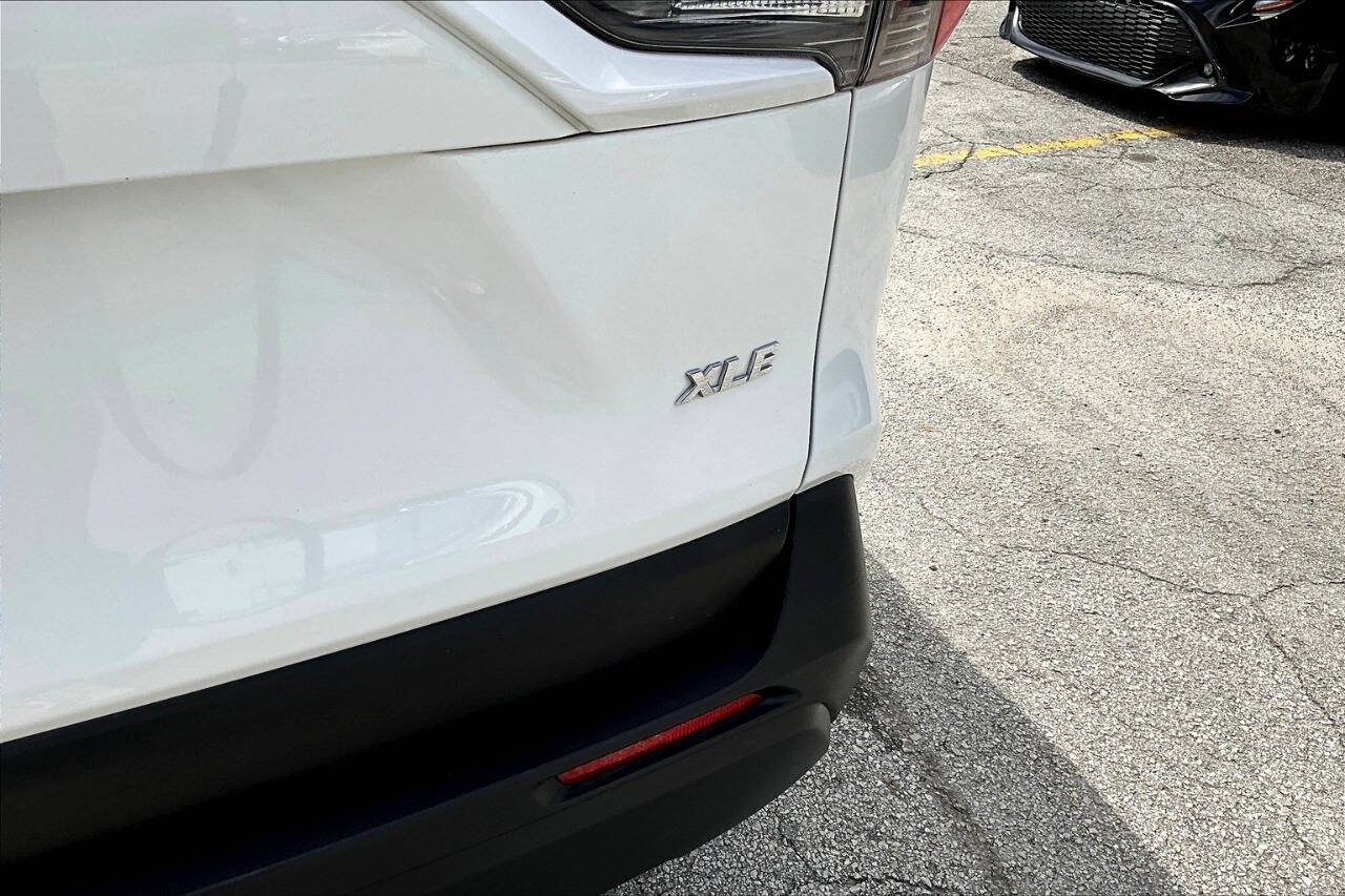 Vehicle image 10 of 34